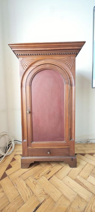 Armário antigo em madeira maciça, porta em arco, séc. XIX/XX