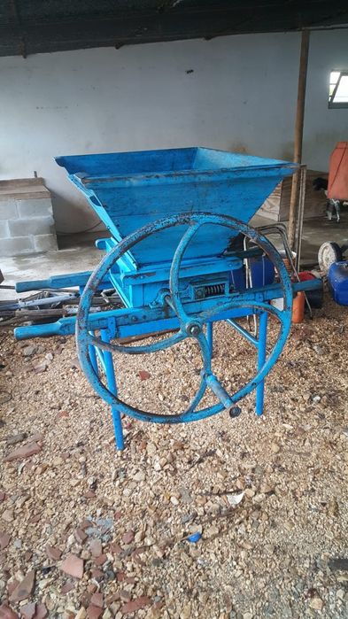 Esmagador uvas antigo em madeira e ferro - ótimo estado