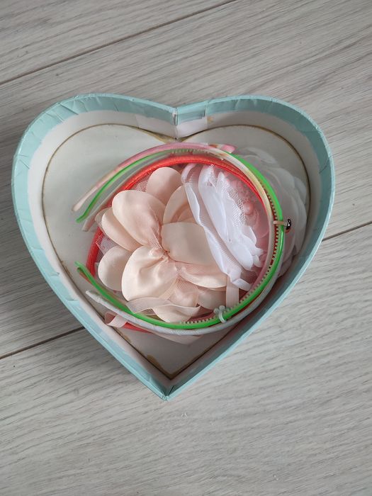 Pudełko  serduszko na drobiazgi na opaski do włosów dla dziewczynki