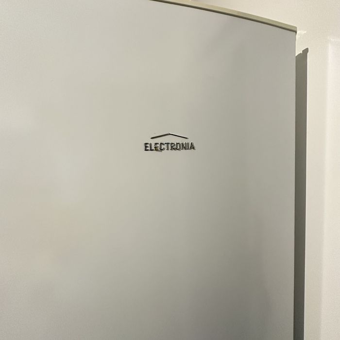 Frigorífico combinado Electronia – 130€ – Recolha rápida