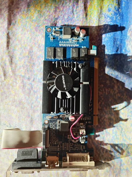 GT 210 і Radeon 9250 (AGP)