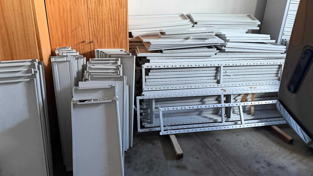 prateleiras metálicas