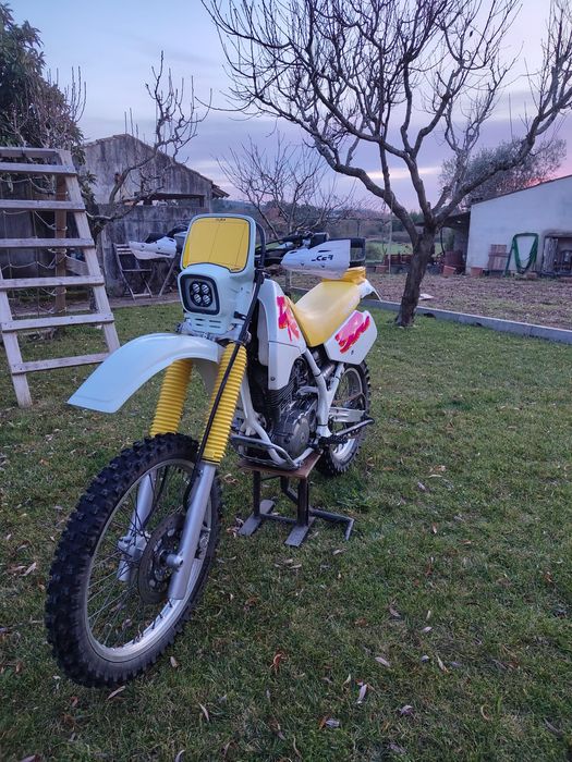 Suzuki DR 350.