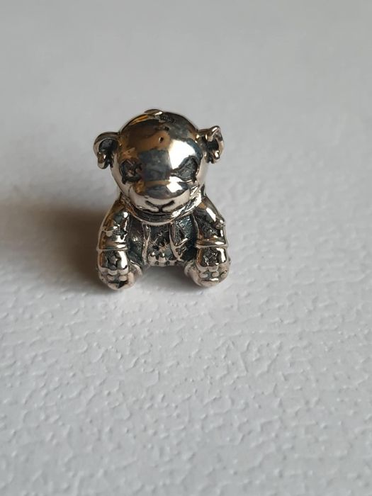 Srebrny charms miś