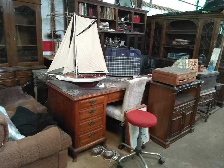 Venda de recheio de armazém de velharias e antiguidades, móveis