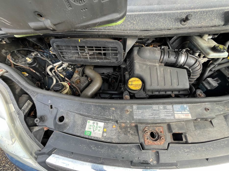 opel vivaro 2.5 cdti G9U630 PF6012 21E samochód na części