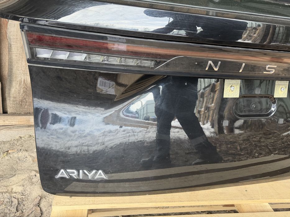 Кришка багажника у зборі   Nissan Ariya  2023–26