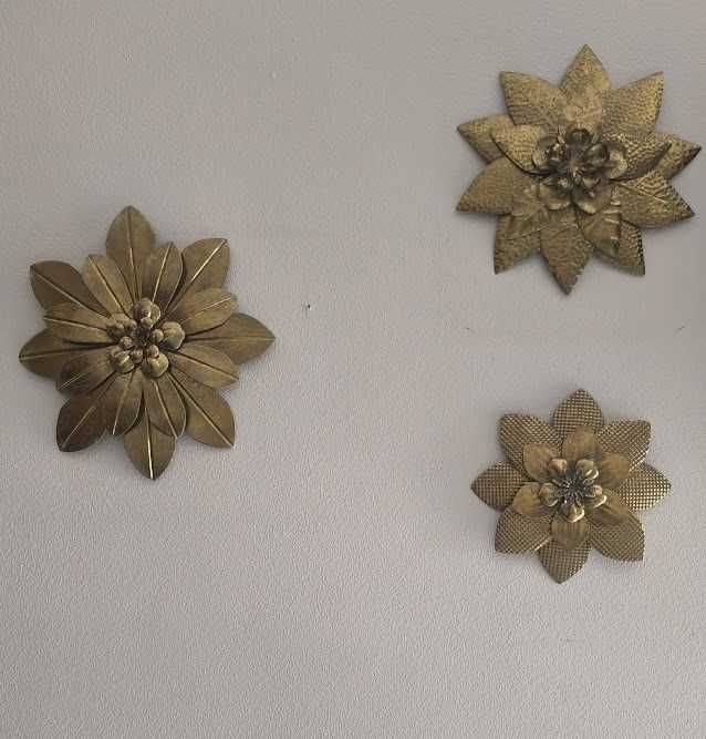 Conjunto decorativo com três flores elegantes e delicadas em latão dourado - Marca Mathilde M