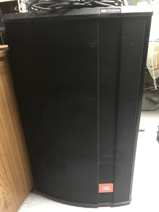 Colunas JBL com alguns cabos de ligação
