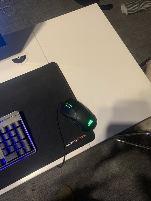 Computador com monitor, rato e teclado