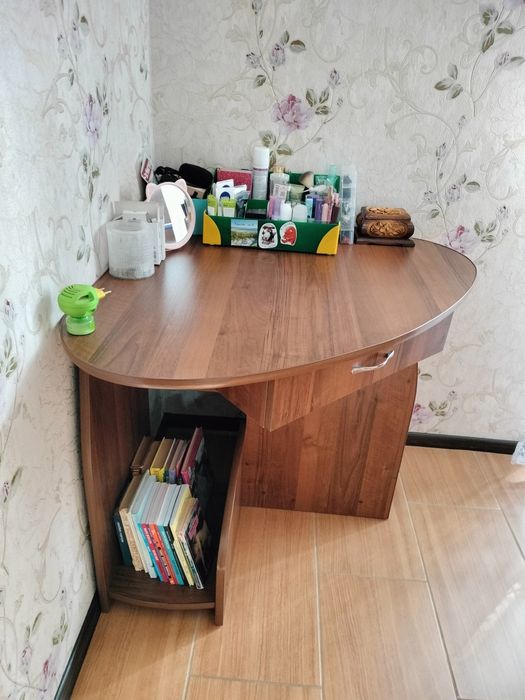 Стіл письмовий, вугловий.