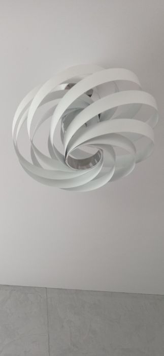 Lampa biała metalowa