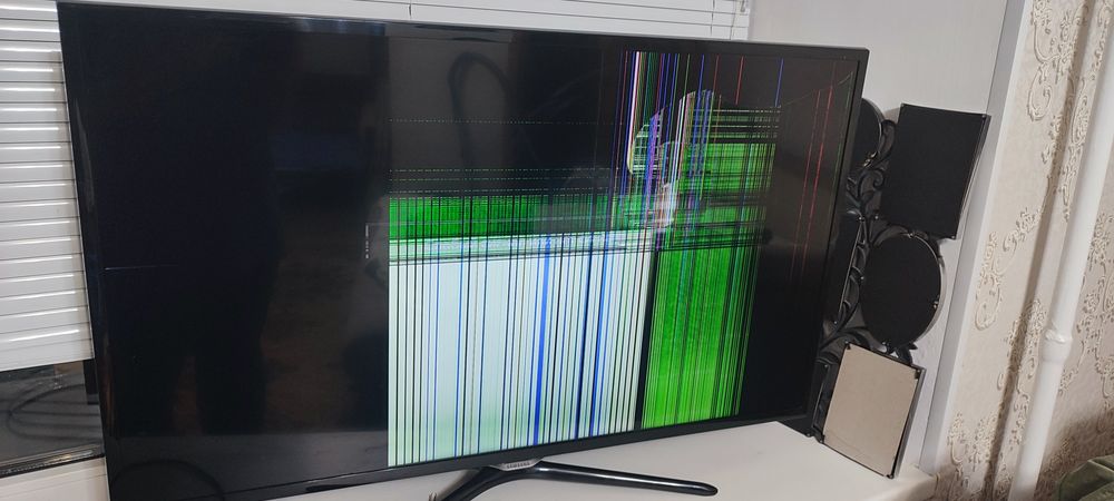Продам телевизор на запчасти Samsung