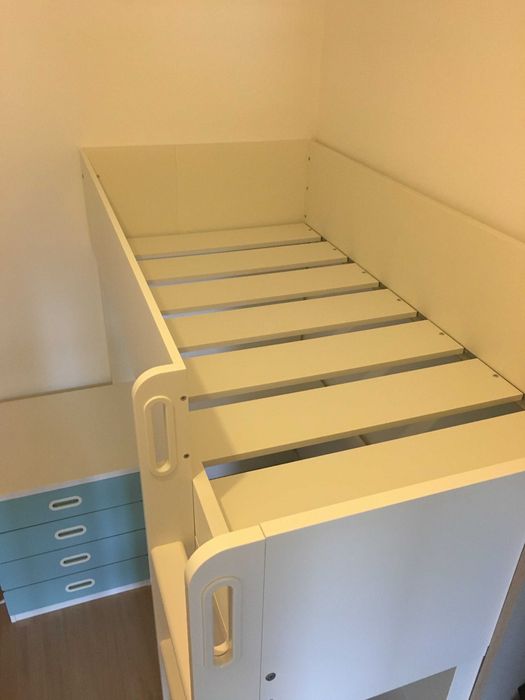 Cama Alta IKEA STUVA com Secretária, 4 Gavetas e Roupeiro – Branca