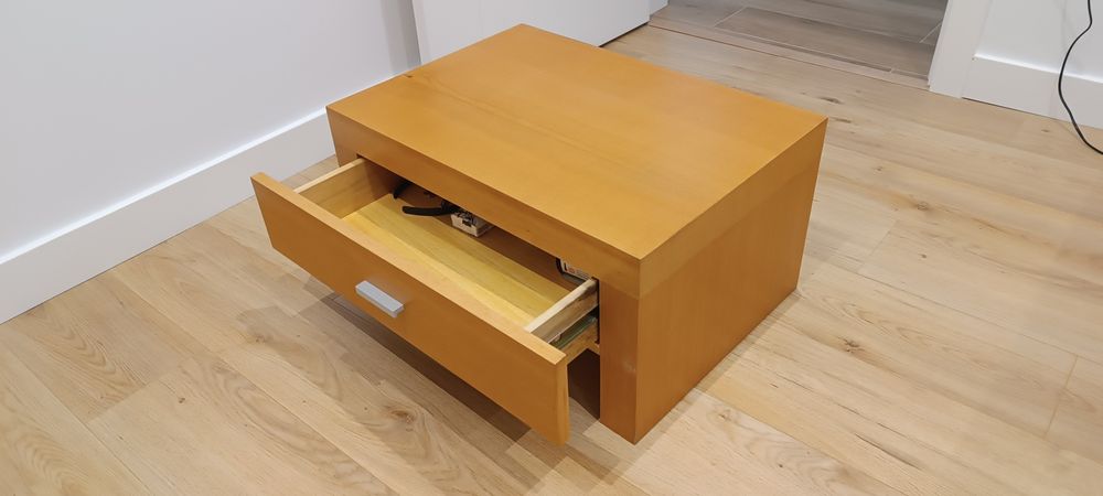 Mesa de cabeceira em bom estado