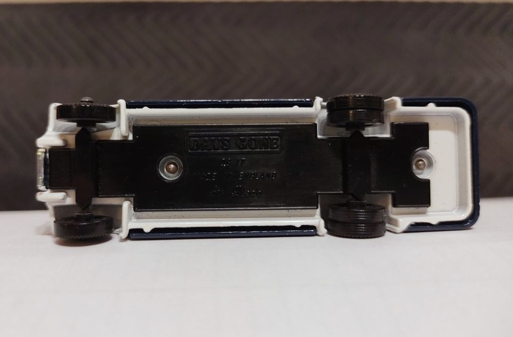 Samochodzik, współczesny model brytyjskiego autobusu z 1932 roku - AEC
