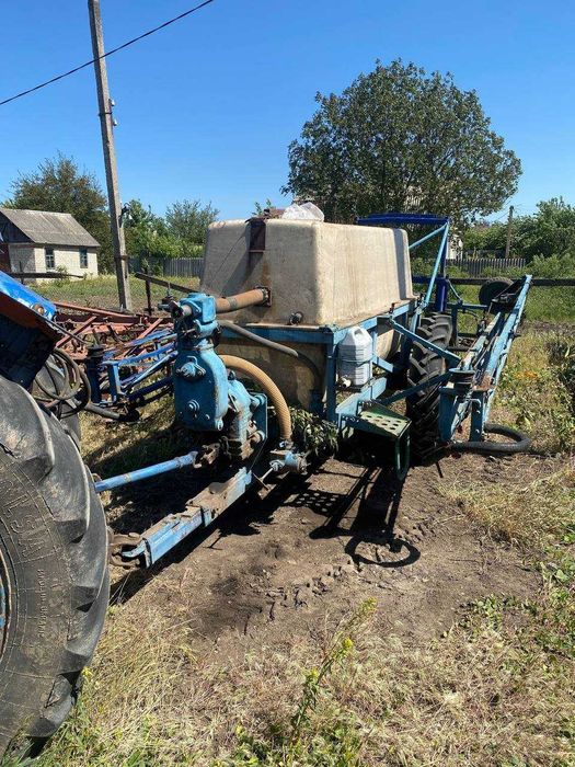 Трактор МТЗ 80 з насадками (причепа, оприскувач, плуг)