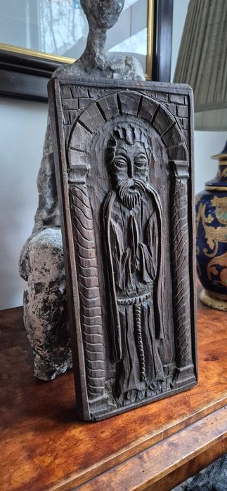 Drewniana antyczna płaskorzeźba zakonnika świętego gotyk relief