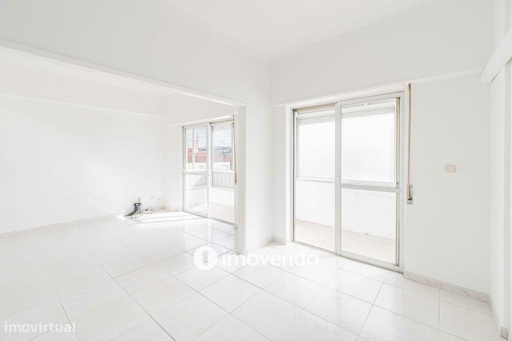 Apartamento T2 com áreas amplas, em Odivelas