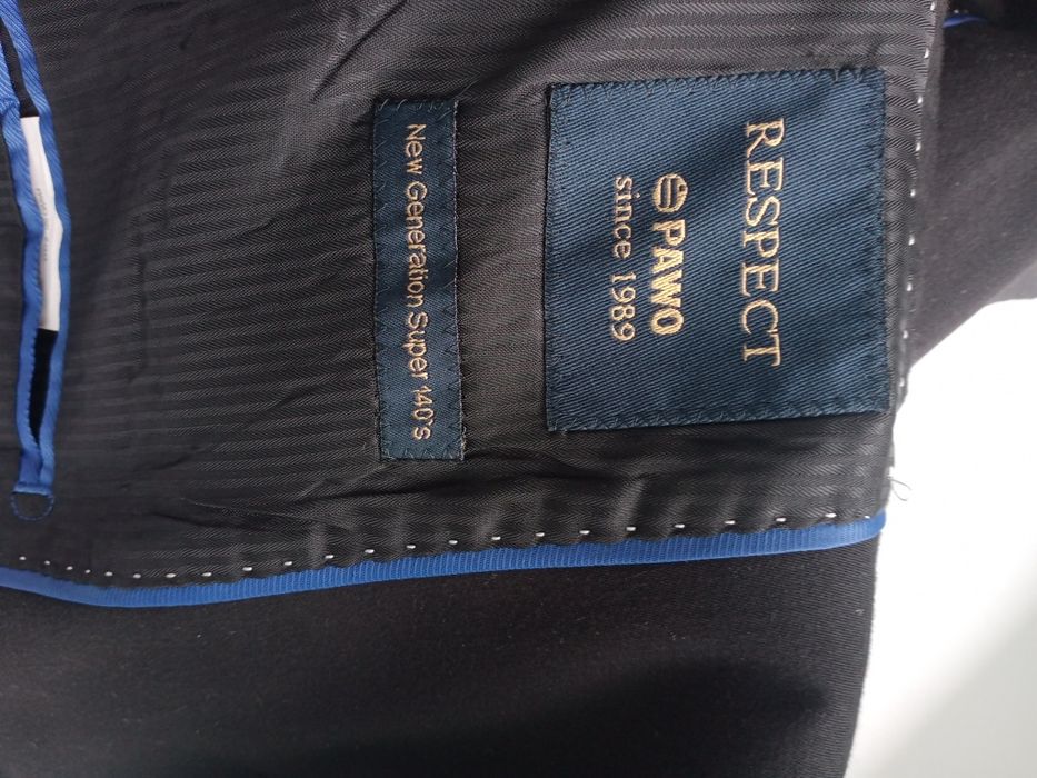 Garnitur w kolorze czarnym że spodniami