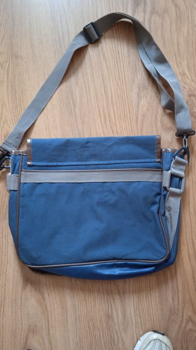 Torba na ramię lub do ręki.