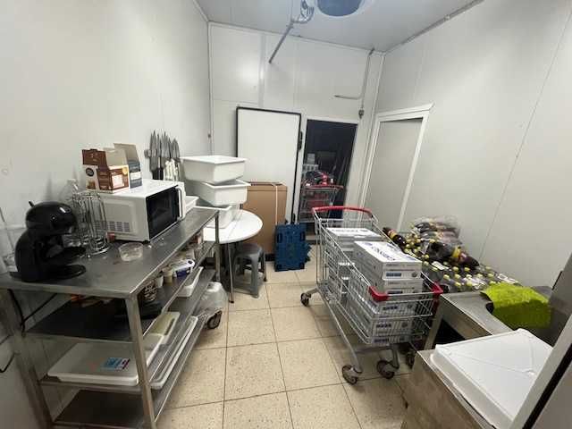 Trespasse supermercado 650m2 com parqueamento