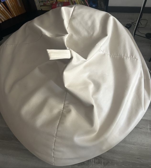 Puff de pele bege grande