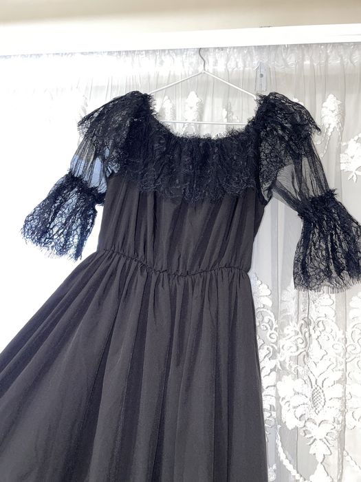 Плаття з прозорими рукавами