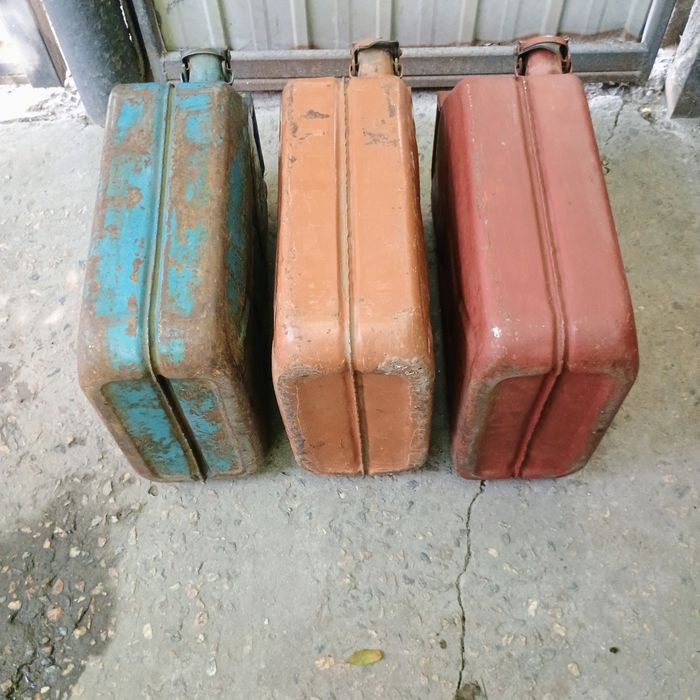 Канистры металлические для ГСМ.