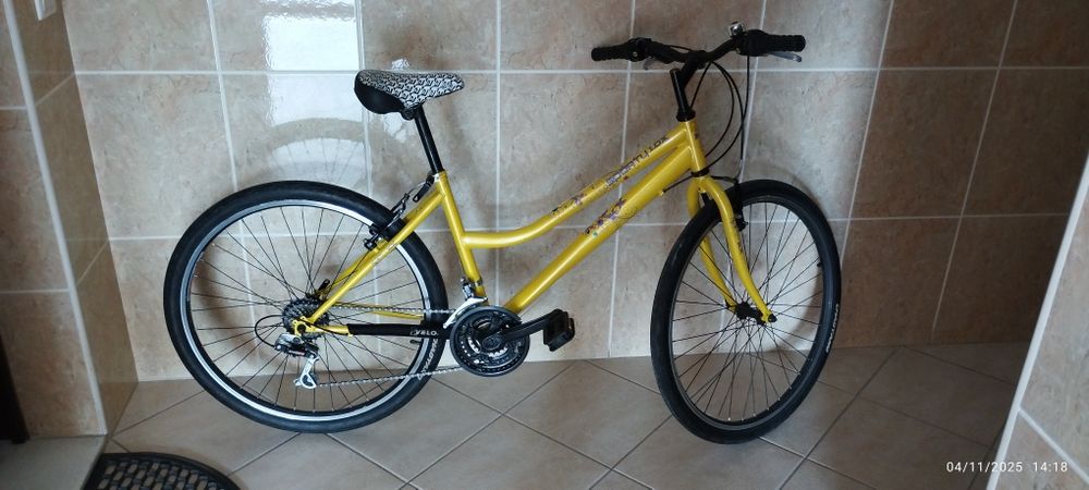Bicicleta amarela toda restaurada. Em Loulé.