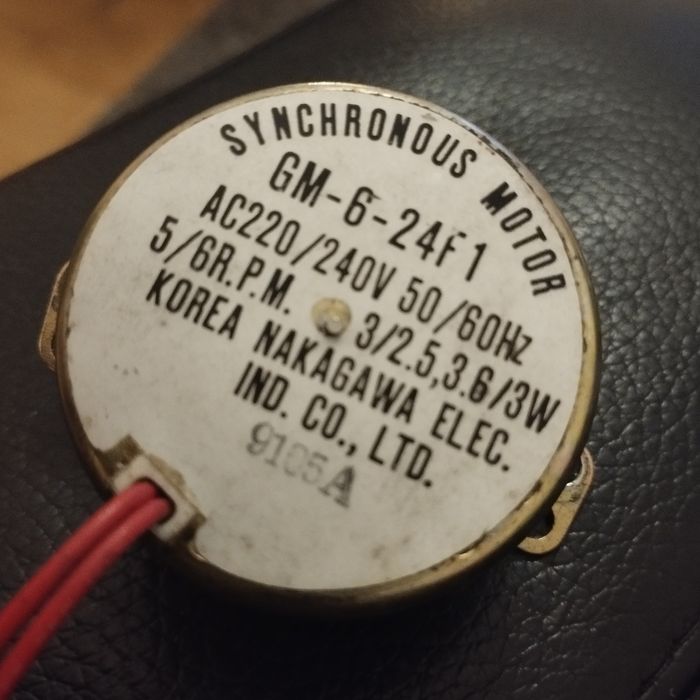 Silnik do napędu talerza mikrofalówki