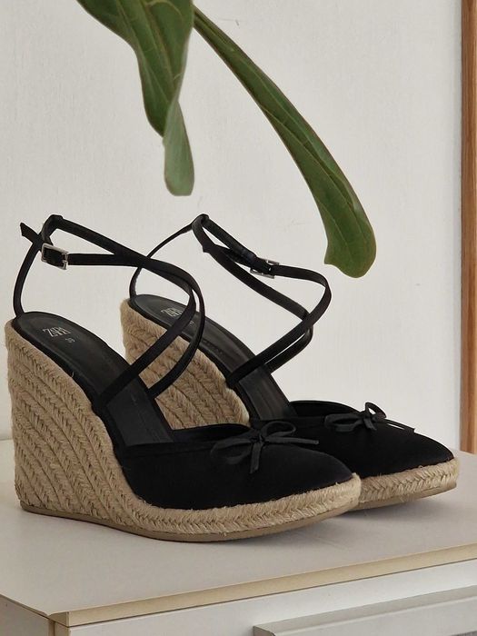 Sandały Zara, czarne na słomkowym koturnie, nowe roz. 39