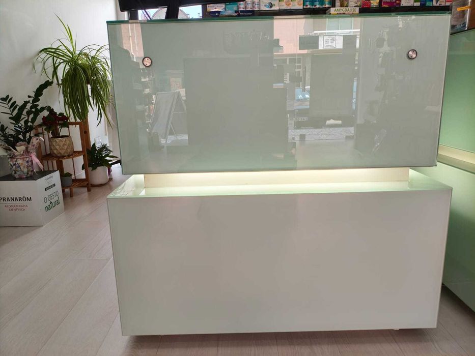 Glass counter with LED lighting64285284422017121