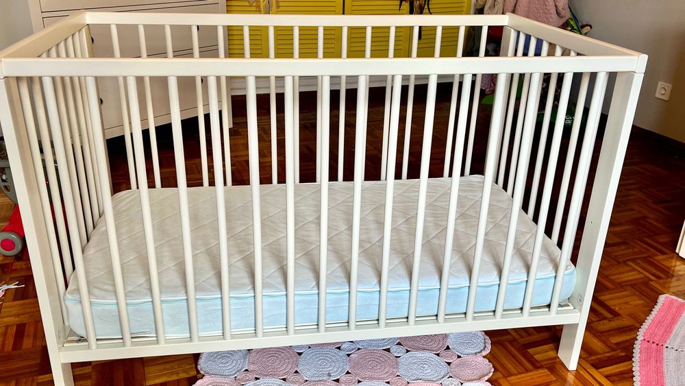 Berço com colchão e roupa de cama incluído