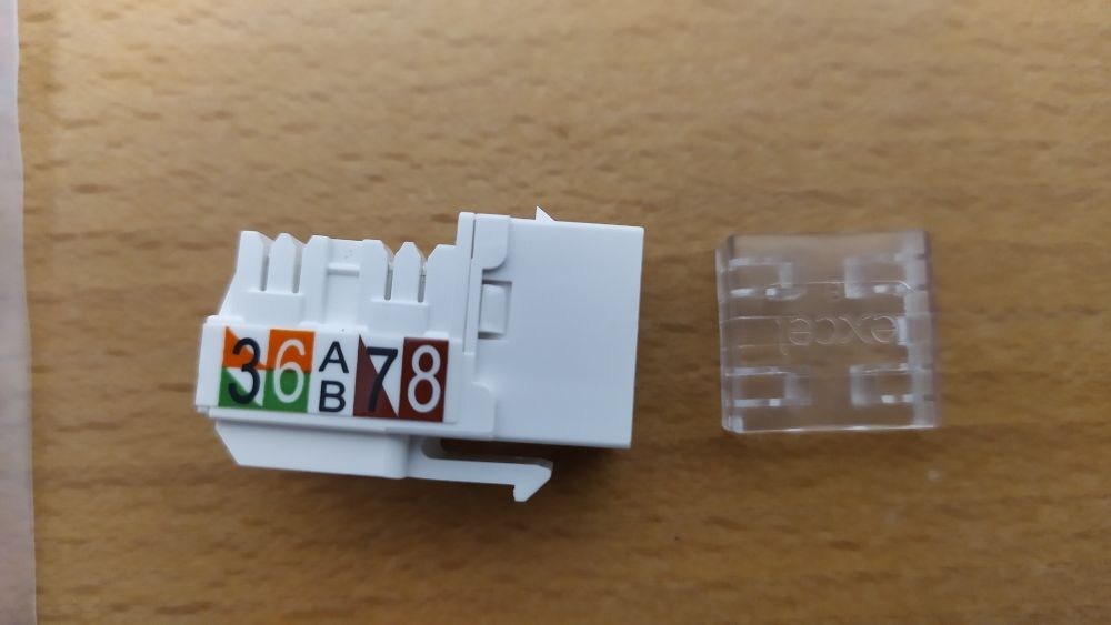 Conetor RJ 45 novo