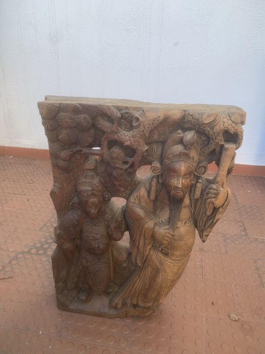 Peça de madeira, talhada com motivos de Macau