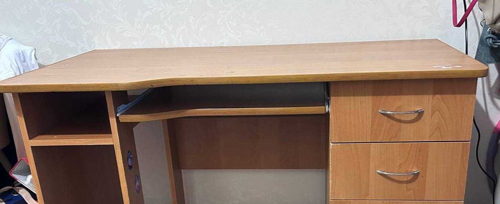 Продам комп'ютерний письмовий офіційний  стіл б/в