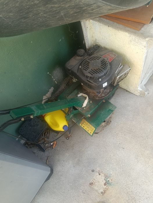 motoenxada a trabalhar