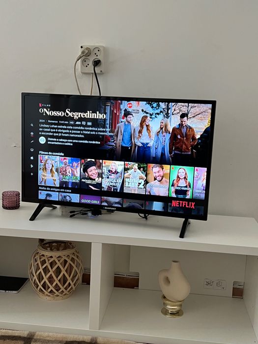 Tv smart cor- preto semi novo com pouco tempo de uso