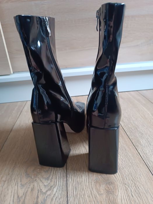 Lakierowane botki na obcasie