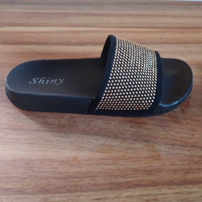 Klapki damskie czarne.