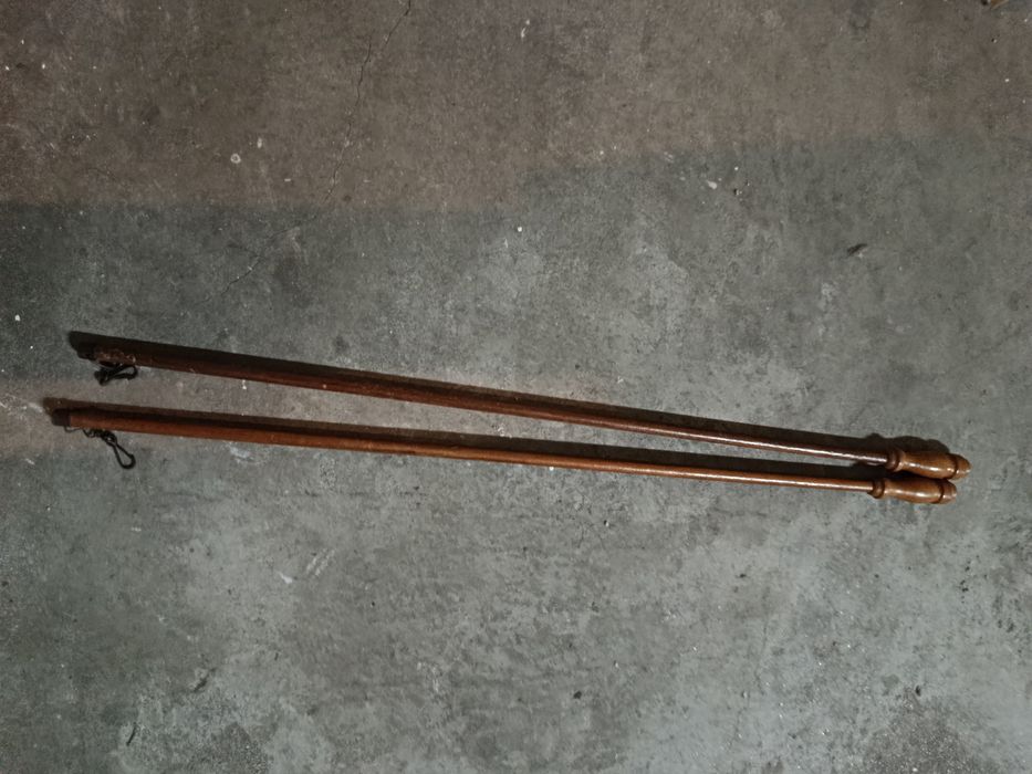 Argolas e puxadores de cortinas em madeira