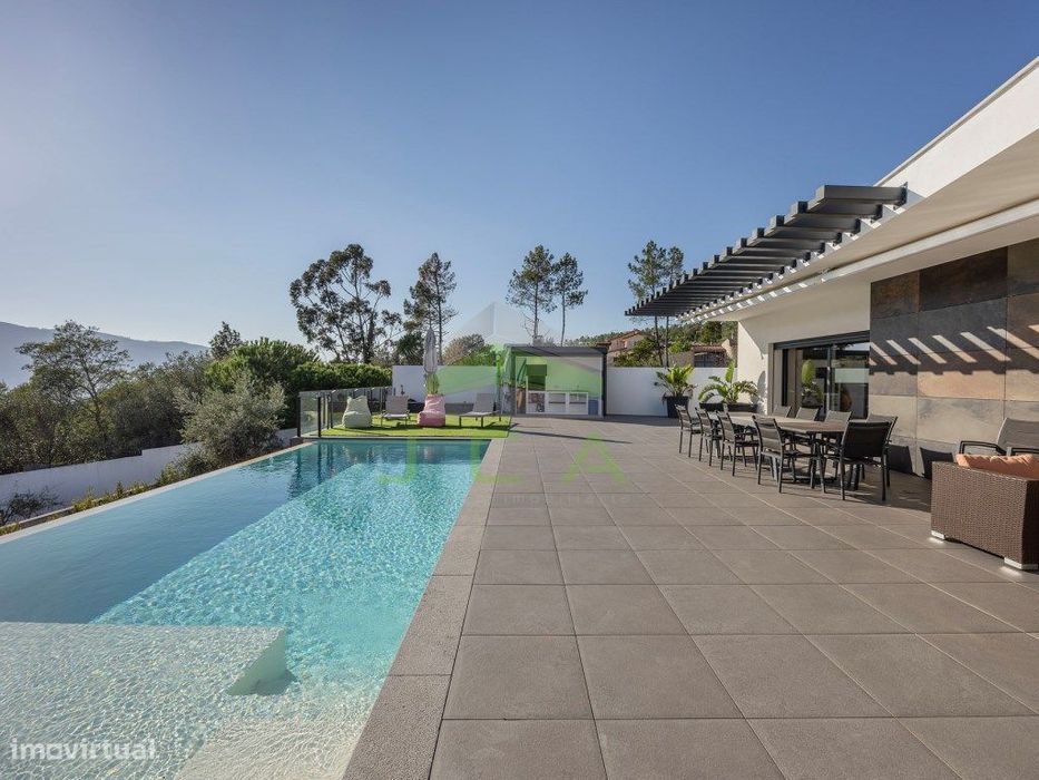 Moradia V3 recente com piscina e vista para a serra
