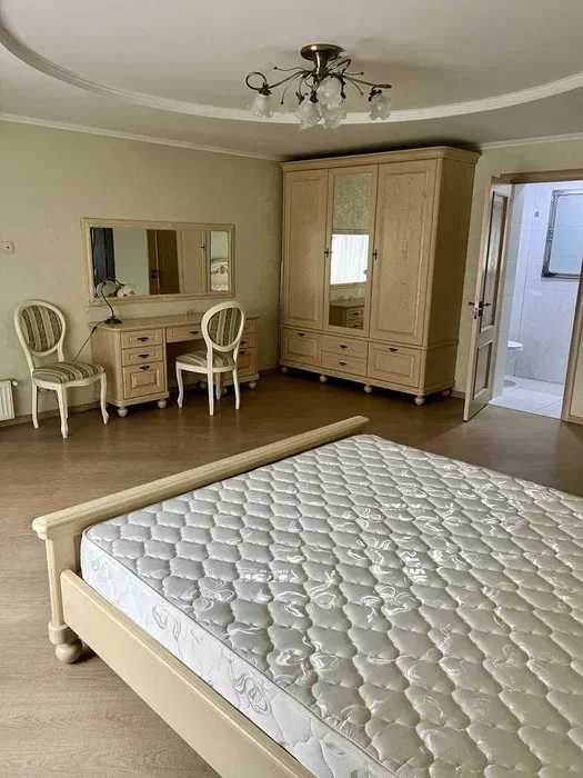 Продам 2-поверховий будинок   біля метро Студентська,308м2(код +5324)