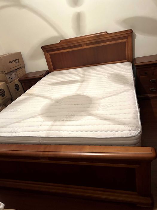 Cama e duas mesas de cabeceira