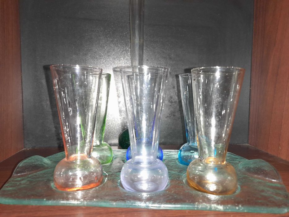Conjunto de copos de licor multicolor com tabuleiro