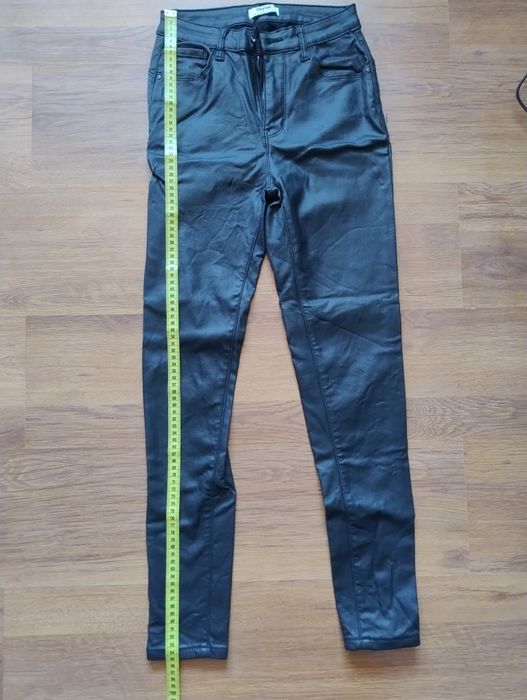 Spodnie woskowane Daysie czarne rurki ocieplane M wysoki stan