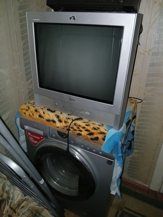 Три телевизора, самсунг и 2 lg