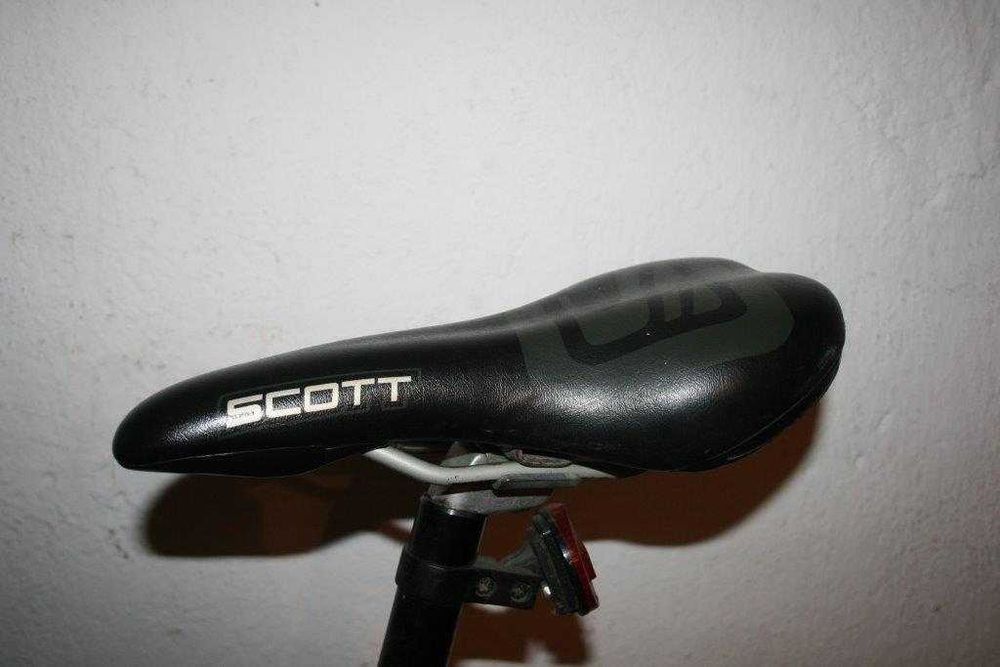 czarny pokrowiec na siodełko SCOTT z e-skóry 270*140mm