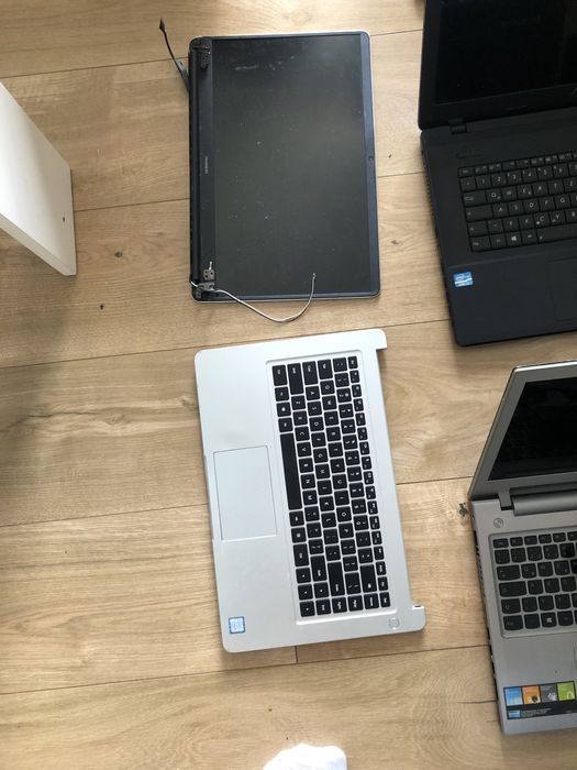 Laptop widoczne na zdjeciach
